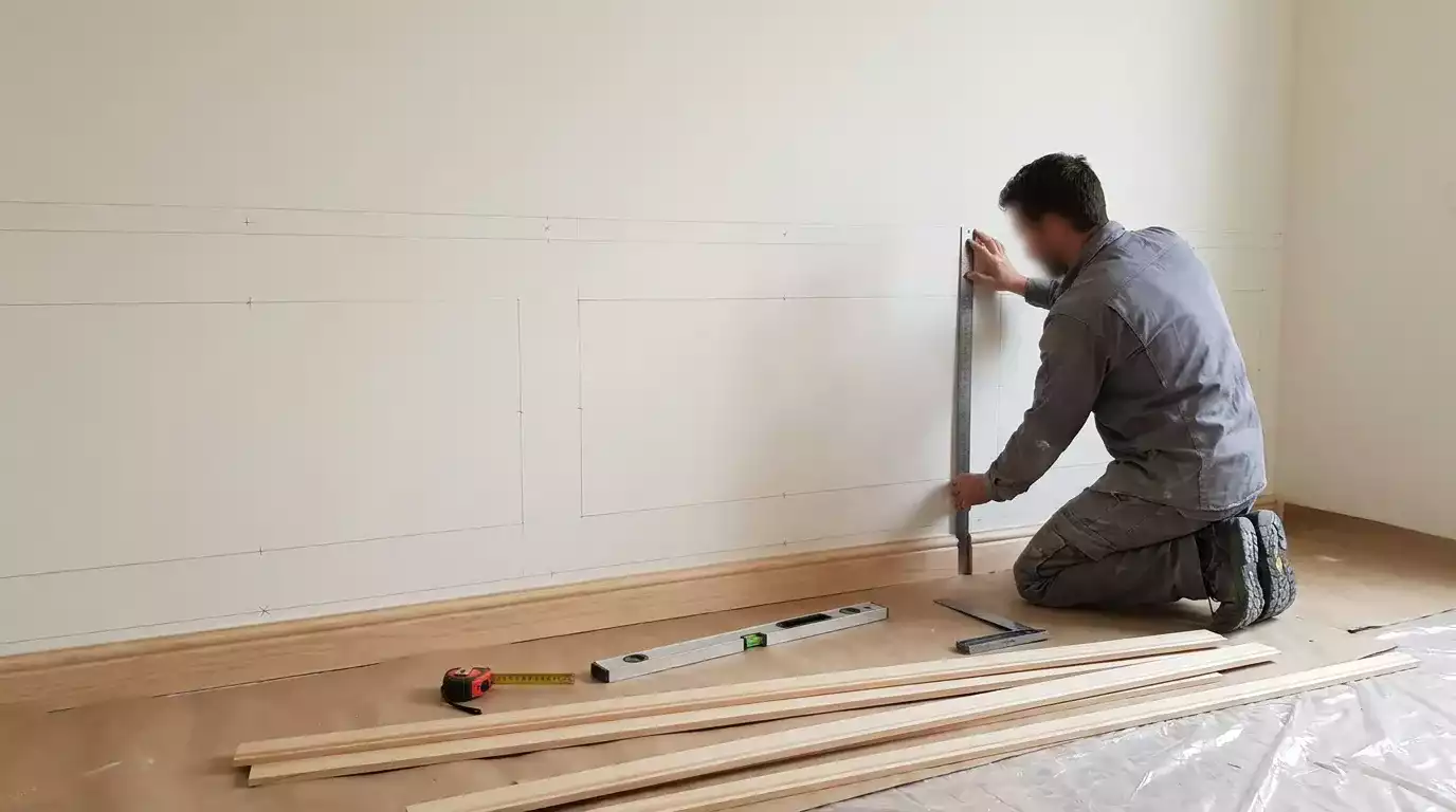 Exemplo de boiserie instalada em quarto