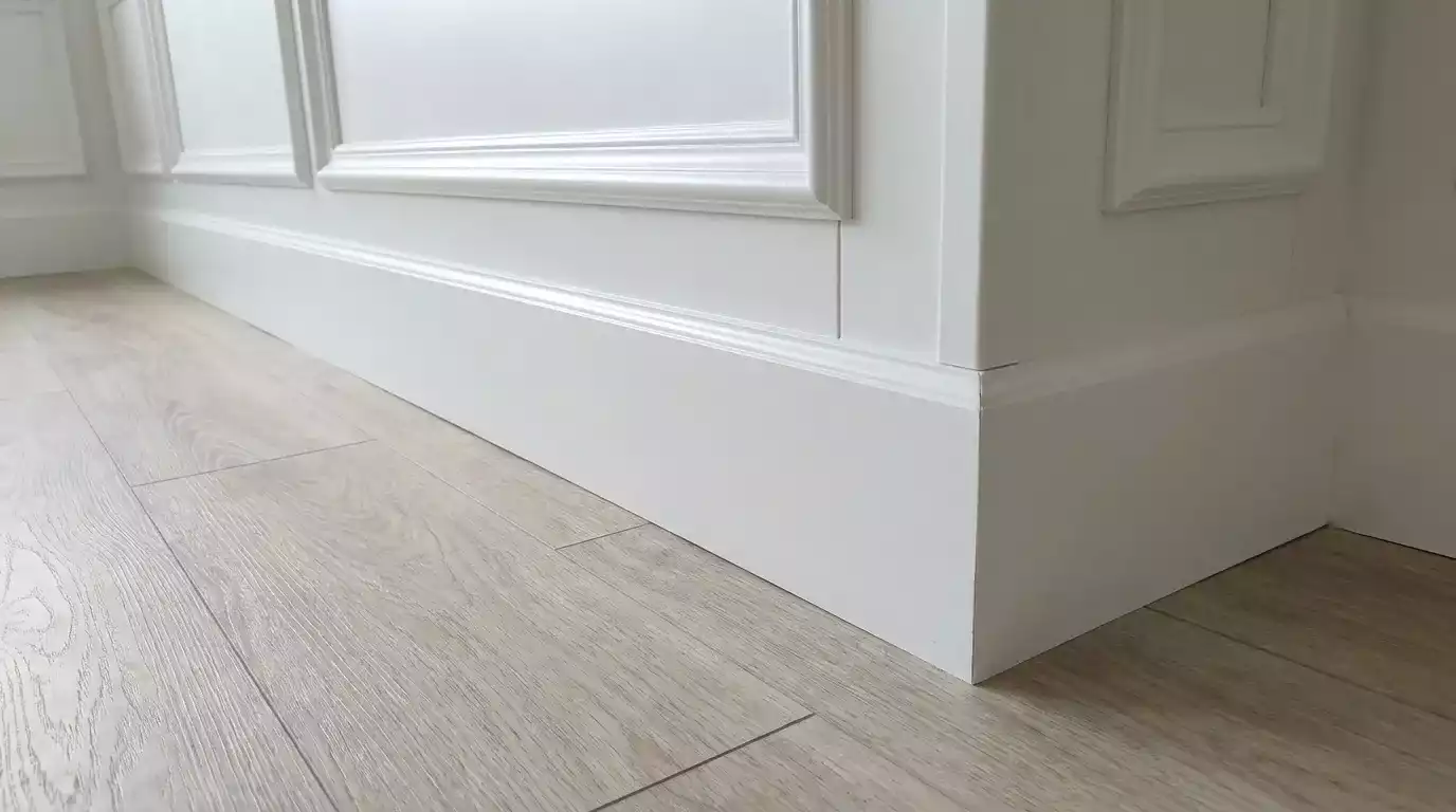 Boiserie pintada em ambiente comercial