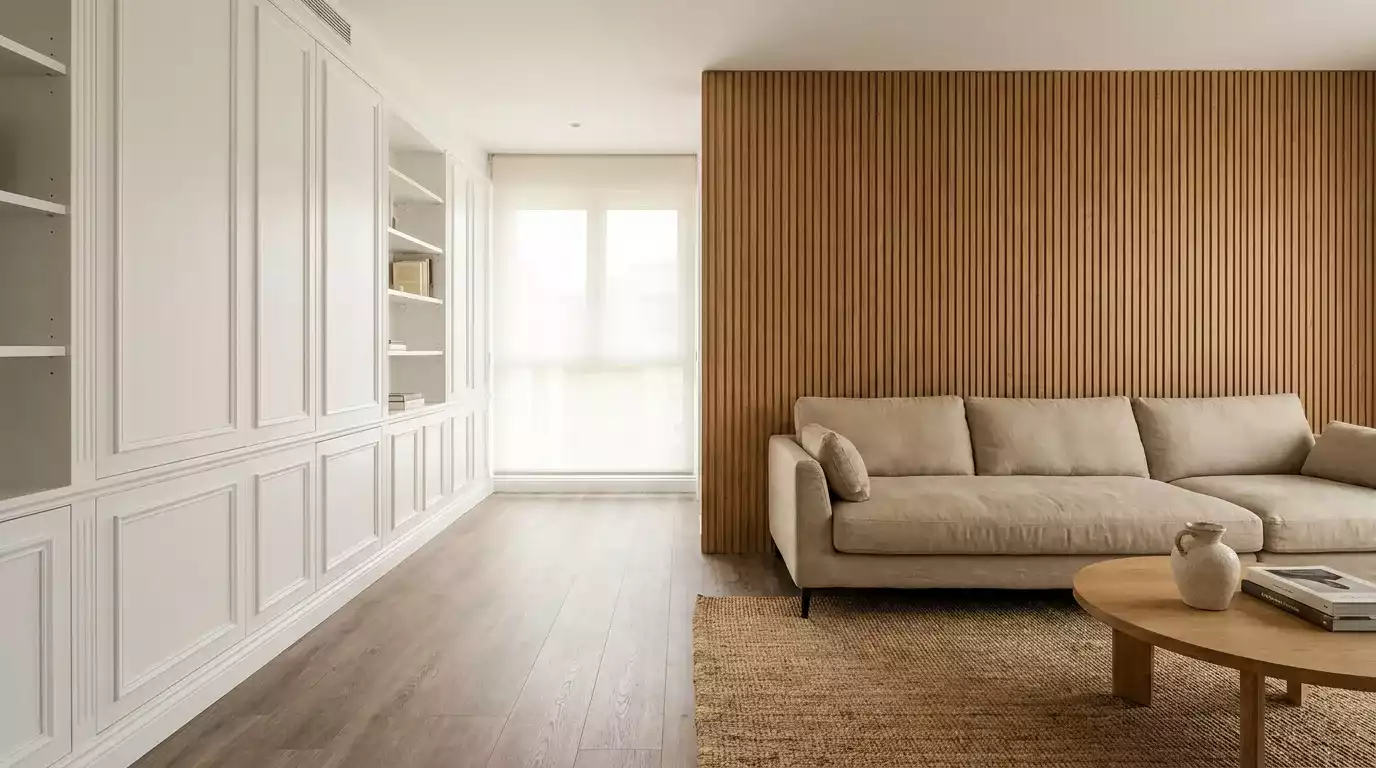 Ambiente finalizado: boiserie instalado, parede pintada e acabamento profissional