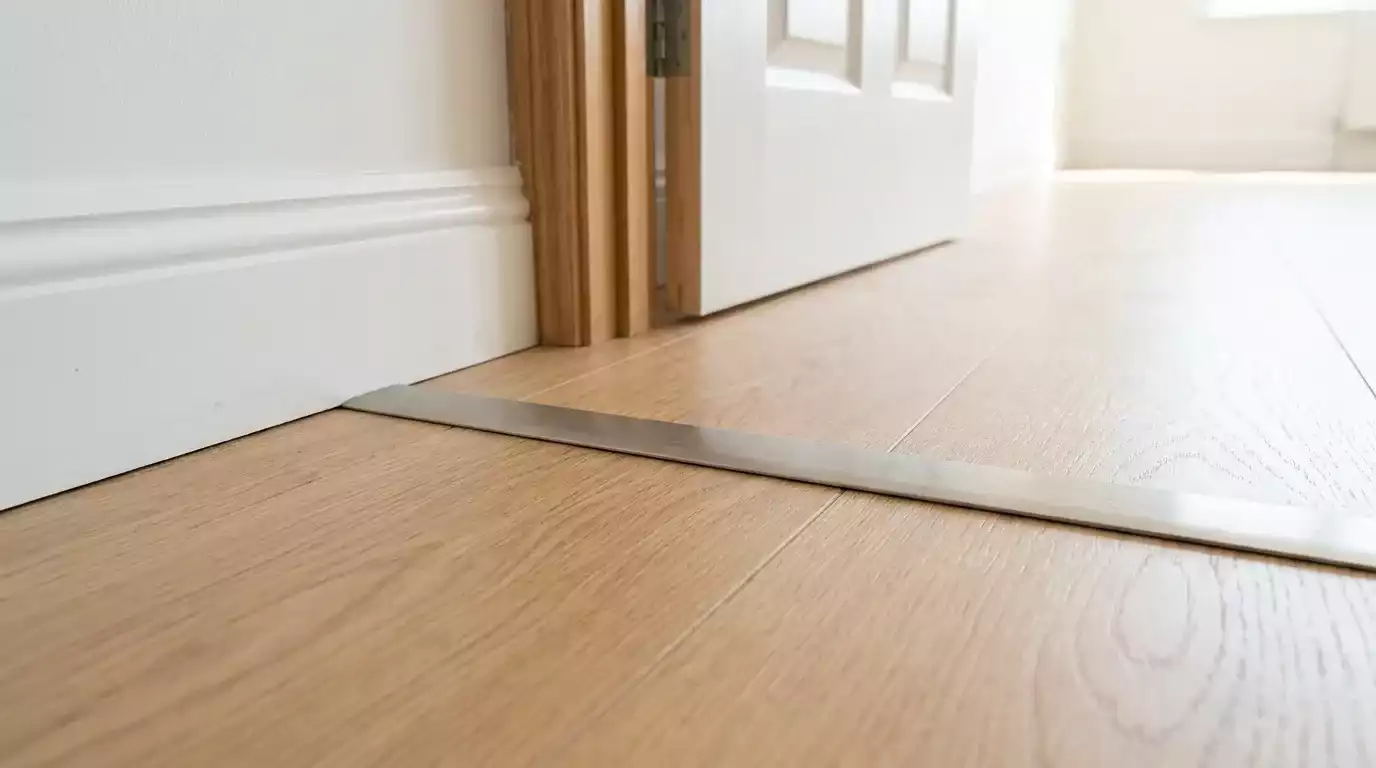 Detalhe de instalação de piso laminado com manta e rodapé