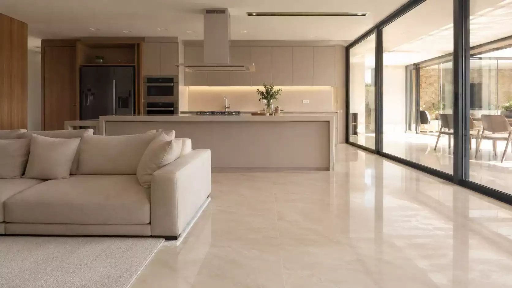 Ambiente decorado com porcelanato e rodapés