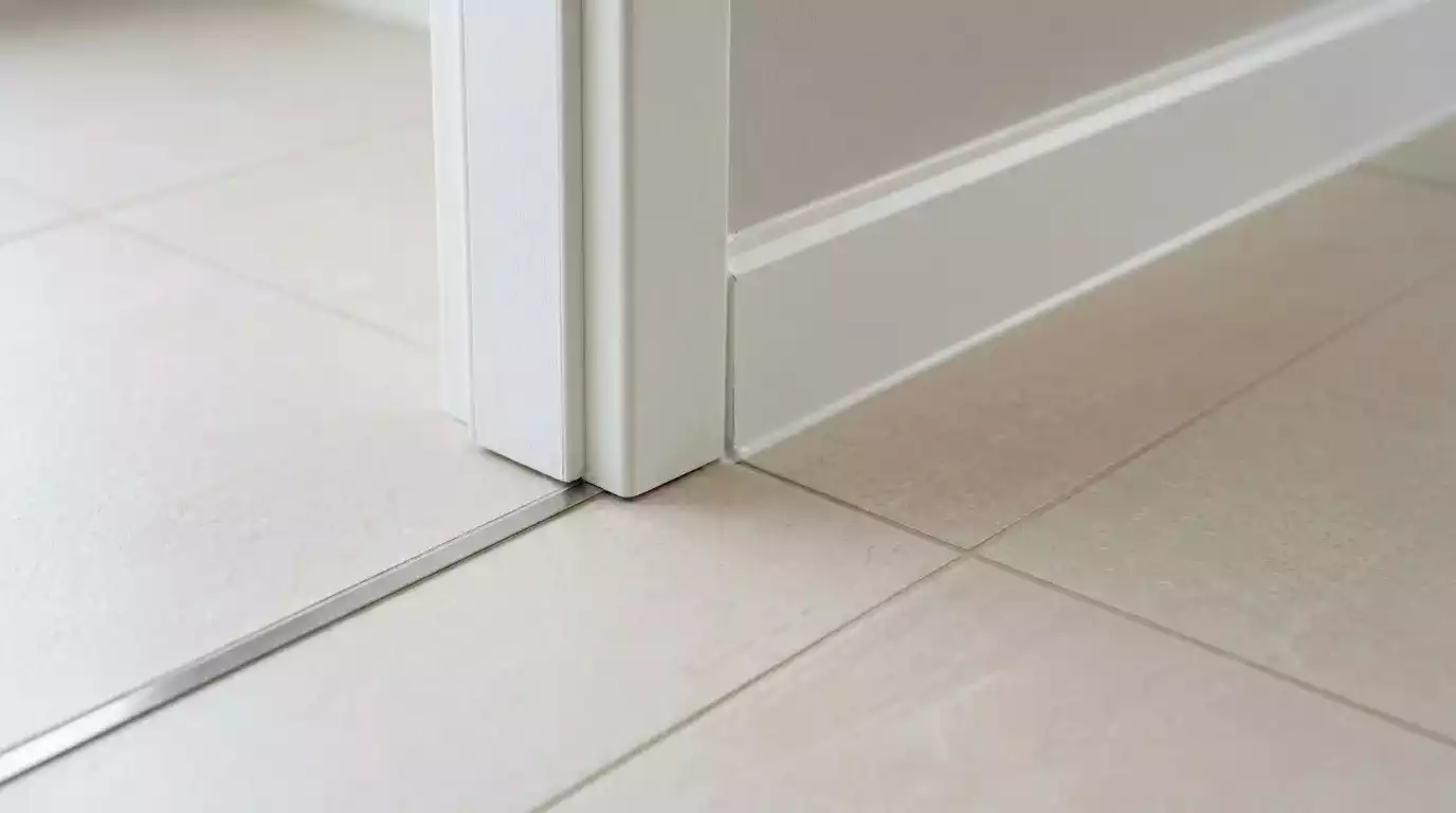 Boiserie, rodapés e acabamentos que valorizam o imóvel